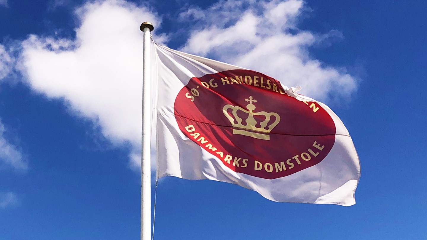 Billedet viser flag med Sø- og Handelsrettens logo