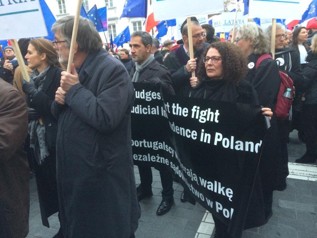 Dommere fra mange lande demonstrerer på gaden. 