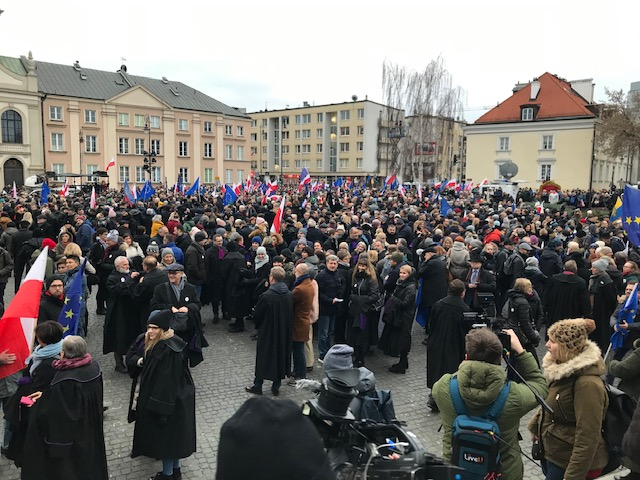 Mange demonstranter på torvet