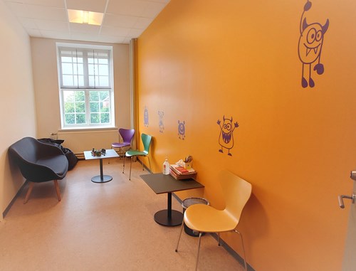 Billedet viser indretningen i venterummet til børnesamtaler