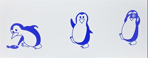 Billedet er et dekorativt billede af vægdekoration med tre blå pingviner