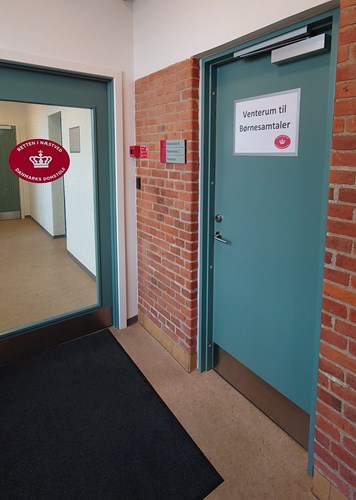 Billedet viser døren til venterummet til børnesamtaler