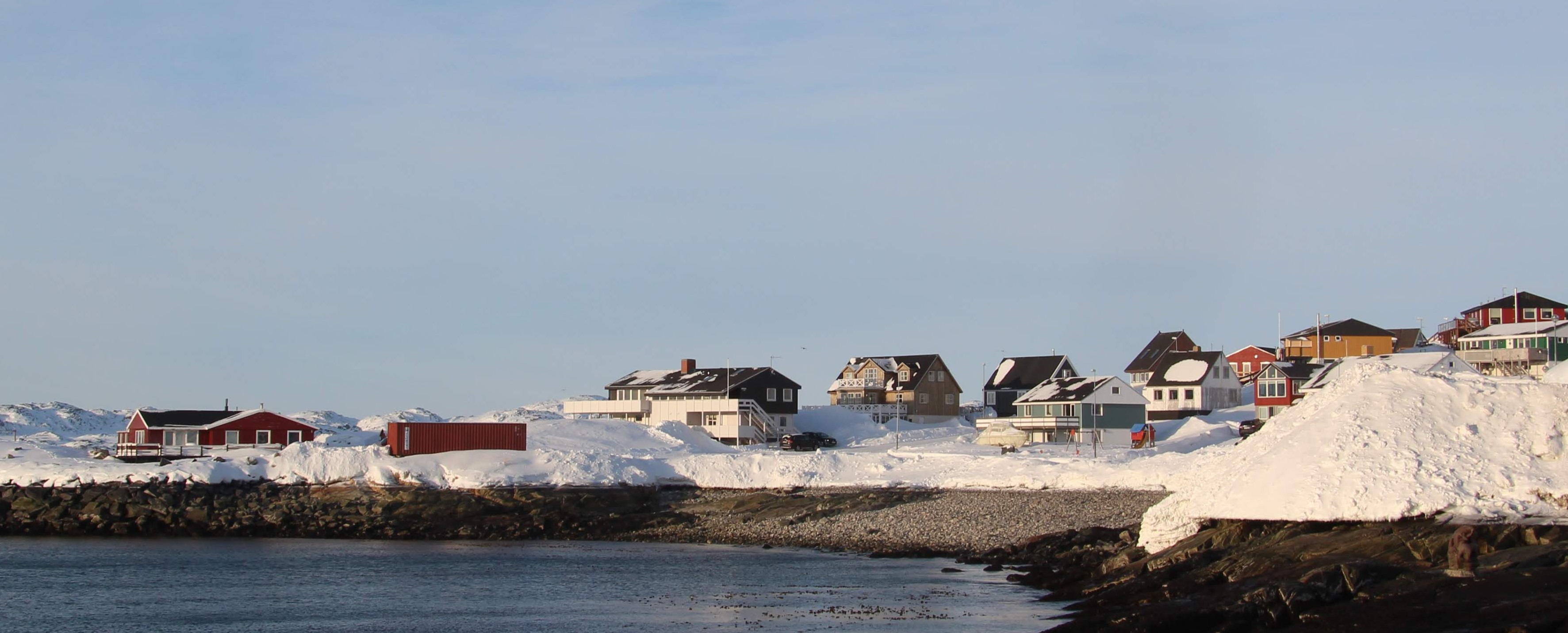 Billedet viser huse ved fjorden i  Nuuk