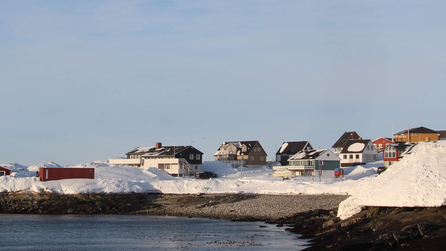 Billedet viser huse ved fjorden i  Nuuk