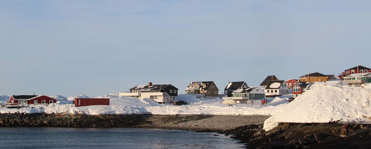 Billedet viser huse ved fjorden i  Nuuk